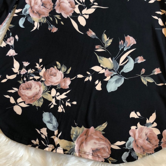 VGUC Small Chili n Lime Black Floral Keyhole Top! - Picture 2 of 8